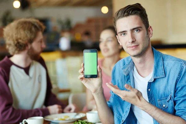 Chico Joven Mostrando Promoción Línea Anuncio Nuevo Café Teléfono Inteligente — Foto de Stock