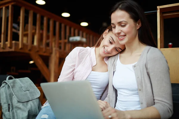 Zwei Freundliche Mädchen Schauen Aller Ruhe Auf Das Laptop Display — Stockfoto