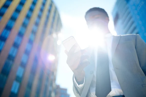 Elegante Hombre Con Smartphone Destello Solar — Foto de Stock