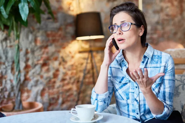 Kobieta Kobieta Interesu Wyjaśniając Jej Problem Telefon Siedząc Kawiarni — Zdjęcie stockowe