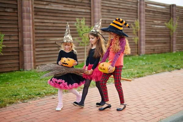 Kleine Halloween Hexen Mit Hüten Bewegen Sich Bei Trick Treat — Stockfoto