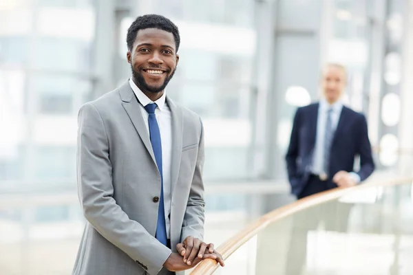 Retrato Empresário Afro Americano Sorridente Olhando Para Câmera Apoiada Trilhos — Fotografia de Stock