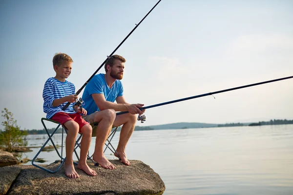 Porträtt Stilig Skäggiga Far Fiske Med Son Sitta Sten Fortfarande — Stockfoto