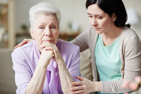 Junge Frau Tröstet Ihre Unzufriedene Oder Beleidigte Alte Mutter — Stockfoto