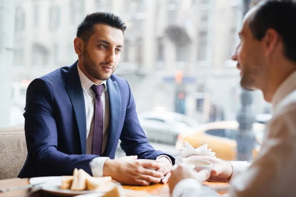 Empleado Joven Escuchando Ideas Colegas Almuerzo Descanso — Foto de Stock