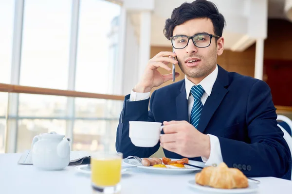 Mobiele Zakenman Met Drankje Camera Kijken Door Ontbijt — Stockfoto