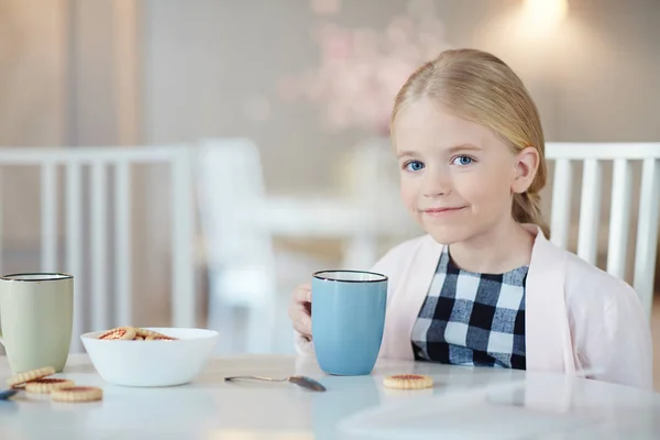 Bastante Joven Bebiendo Con Galletas Mirando Cámara — Foto de Stock