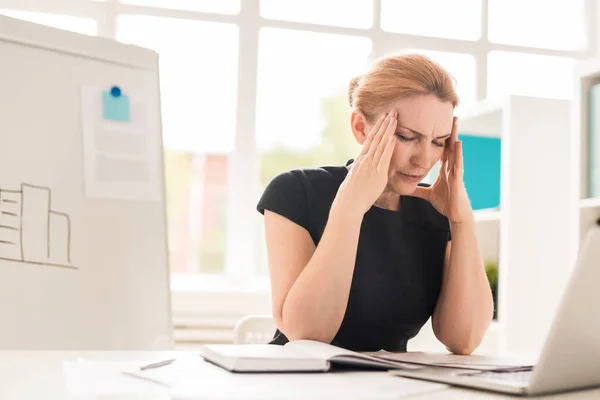 Wyczerpany Średnim Wieku Kobieta Cierpi Straszny Ból Głowy Siedząc Przy — Zdjęcie stockowe