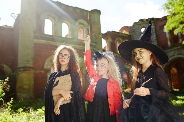 Meninas Trajes Tradicionais Halloween Andando Para Festa Bruxas — Fotografia de Stock