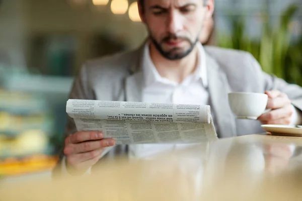 Бізнес Лідер Чашкою Чаю Читаючи Свіжі Новини Папері — стокове фото