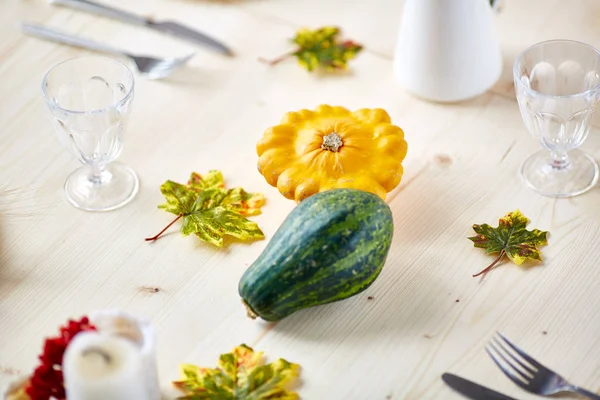 Cucurbitáceas Maduras Entre Mesa Festiva Servida Decorada Con Hojas Otoño —  Fotos de Stock