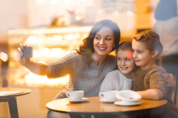 Twin Dziewczyn Ich Matka Selfie — Zdjęcie stockowe