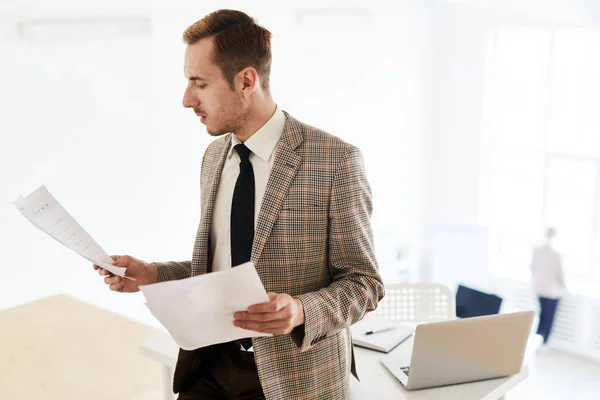 Drukke Accountant Agent Financiële Documenten Lezen Tijdens Werkdag — Stockfoto