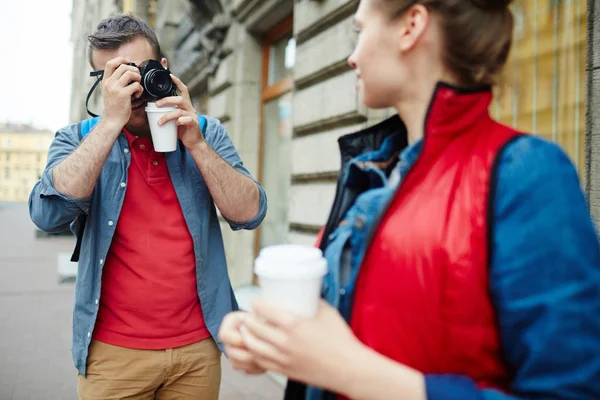 Guy Avec Appareil Photo Tirant Sur Petite Amie Pendant Leur — Photo