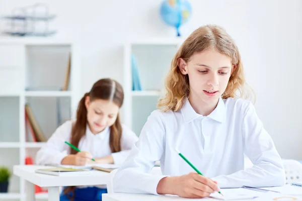 Mały Uczeń Rysunek Ołówki Lub Dokonywanie Notatek Podczas Egzaminu — Zdjęcie stockowe