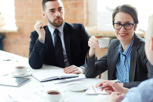 Gelukkige Vrouw Met Een Kopje Thee Haar Collega Praten Met — Stockfoto