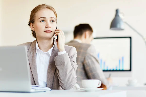 Empleado Joven Con Teléfono Inteligente Llamando Por Lugar Trabajo Oficina — Foto de Stock