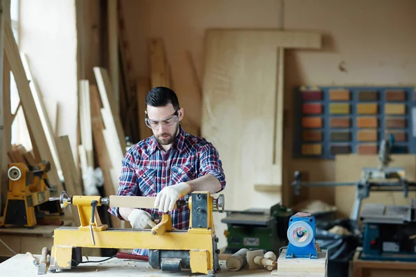 手袋と保護眼鏡木工作業室の中の男 — ストック写真