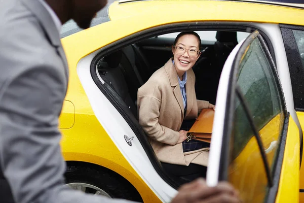 Young Woman Sitting Backseat Taxi Talking Her Business Partner — Stock Photo, Image