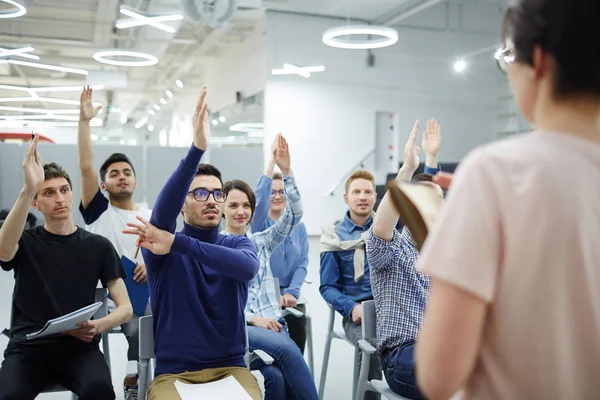 Grupo Asistentes Con Las Manos Levantadas Mirando Profesor — Foto de Stock