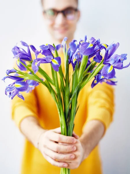 Portrait Smiling Young Man Presenting Bouquet Flowers Camera Focus Beautiful — Stock Photo, Image