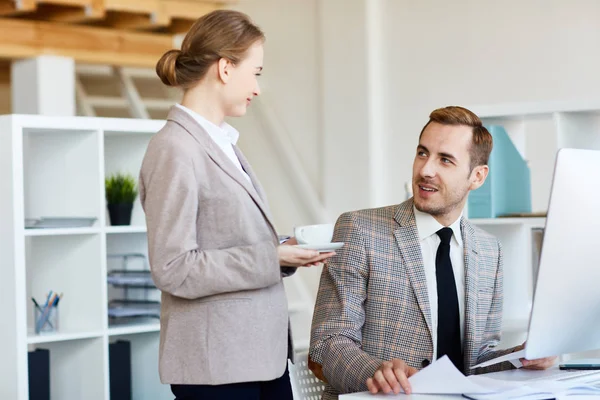 Ganska Ung Kvinna Med Kopp Doftande Kaffe Chatta Animatedly Med — Stockfoto