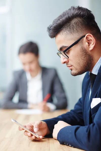 Empresario Con Gadget Mensajes Texto Por Lugar Trabajo —  Fotos de Stock