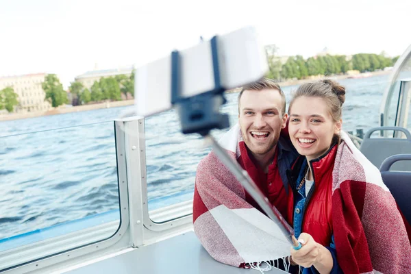 Paar Mit Selfie Stick Auf Kreuzfahrt Fotografiert — Stockfoto