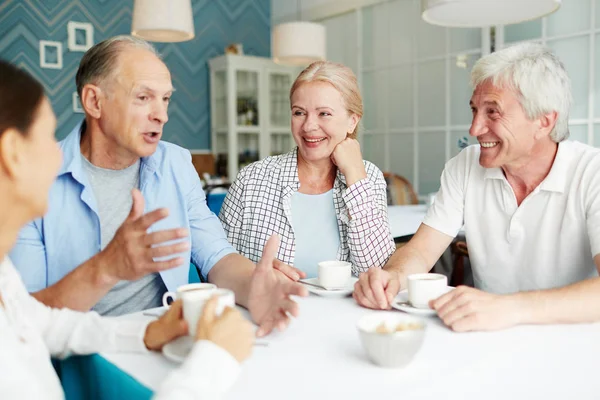 Boldog Barátságos Idősebb Férfiak Nők Amelynek Beszélgetés Csésze Tea Kávézóban — Stock Fotó