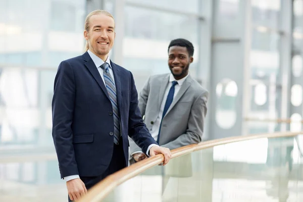 Retrato Dois Empresários Contemporâneos Deles Africano Sorrindo Alegremente Olhando Para — Fotografia de Stock