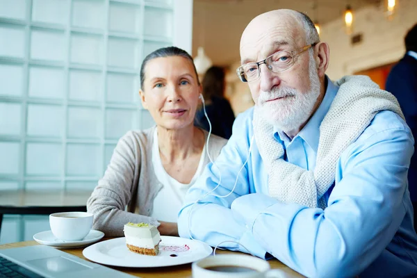 Coppia Affettuosa Che Ascolta Musica Nel Caffè — Foto Stock