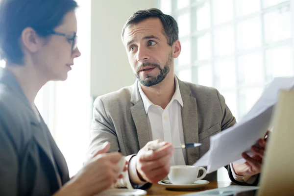 Imprenditore Che Spiega Documento Collaboratore — Foto Stock