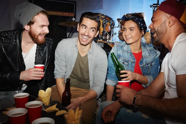 Happy Guys Girl Having Beer Chips While Talking Party Night — Stock Photo, Image