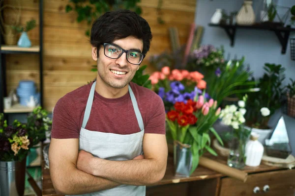 Vänliga Florist Tittar Kameran Blomsteraffär — Stockfoto