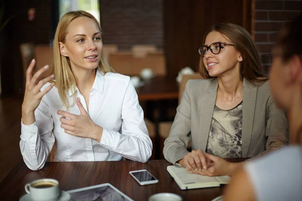 Confident Pretty Entrepreneur Conducting Negotiations Her Business Partners While Sitting — Stock Photo, Image
