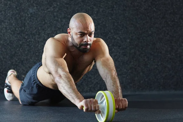 Retrato Homem Sem Camisa Muscular Exercitando Com Rolo Mão Chão — Fotografia de Stock