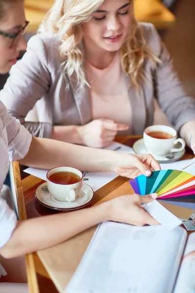 Diseñadores Creativos Ropa Mirando Colores Paleta Por Taza — Foto de Stock