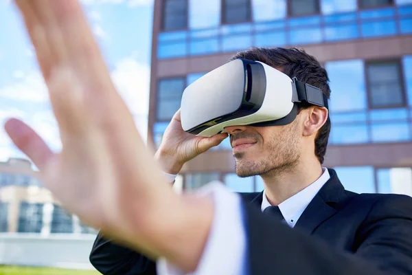 Young Man Virtual Reality Headset Urban Environment — Stock Photo, Image