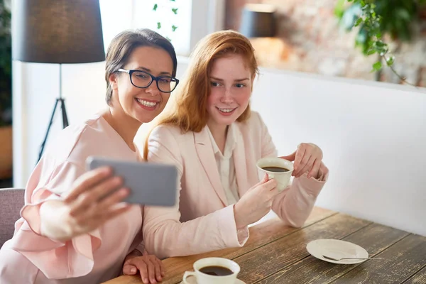 Associados Carinhosos Fazendo Sua Selfie Durante Coffee Break Café — Fotografia de Stock