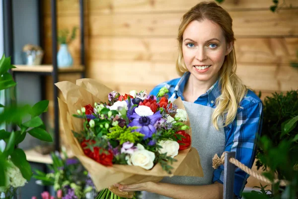 Fleuriste Heureux Avec Bouquet Fleurs Regardant Caméra — Photo