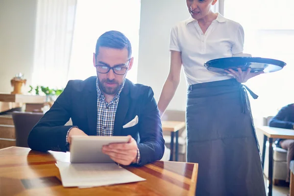 Affärsman Att Välja Mat Från Online Menyn Restaurangen — Stockfoto