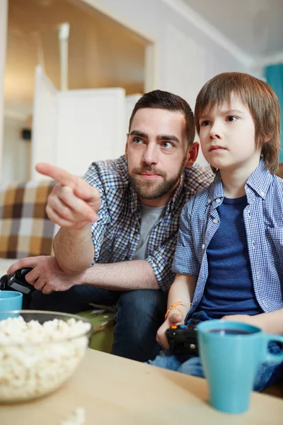 Vader Wijzend Het Scherm Terwijl Gaming Met Zijn Zoon Gemak — Stockfoto