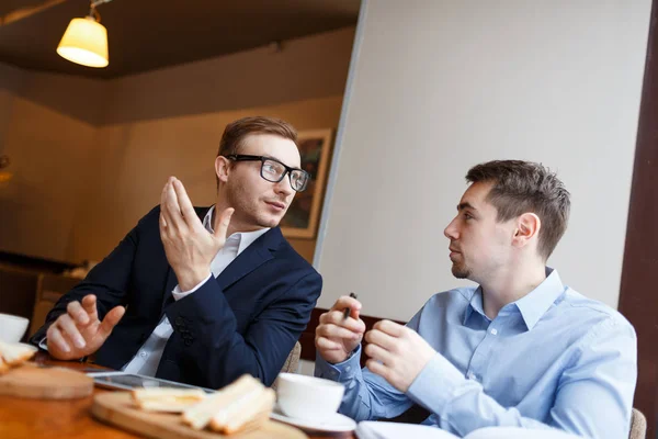 Två Unga Analytiker Tillsammans Arbetar Och Interagerar Café — Stockfoto