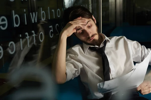 Hombre Cansado Tratando Concentrarse Mientras Lee Papel — Foto de Stock