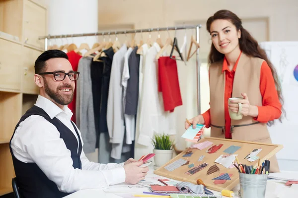 Equipo Diseñadores Moda Contemporáneos Trabajando Estudio —  Fotos de Stock