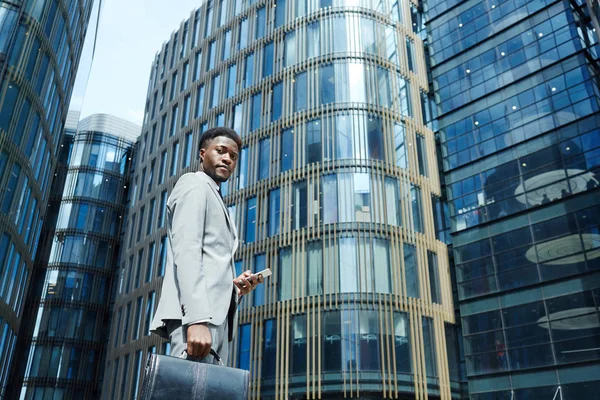 Mann Formalbekleidung Trägt Aktentasche Und Smartphone Beim Spazierengehen Städtischen Umfeld — Stockfoto