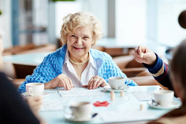 Vrolijke Elegant Kijkt Bejaarde Vrouw Verzameld Met Haar Vrienden Mooie — Stockfoto