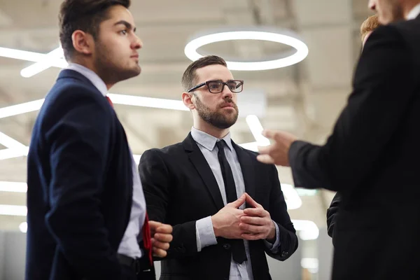Young Businessmen Interacting Meeting Discussing New Ideas — Stock Photo, Image