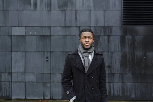 ハンサムなアフリカ アメリカの実業家コンクリート背景雨通りに立って 自信を持ってカメラ目線の肖像画 — ストック写真
