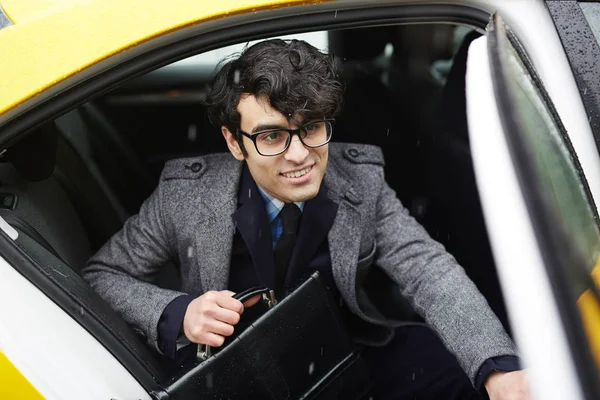 Портрет Молодого Улыбающегося Ближневосточного Бизнесмена Портфелем Выходящего Такси Дождливую Осеннюю — стоковое фото